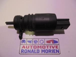 Usados Bomba de rociador de faro Volkswagen Phaeton (3D) 3.2 V6 30V 4Motion Precio € 20,00 Norma de margen ofrecido por Automaterialen Ronald Morien B.V.