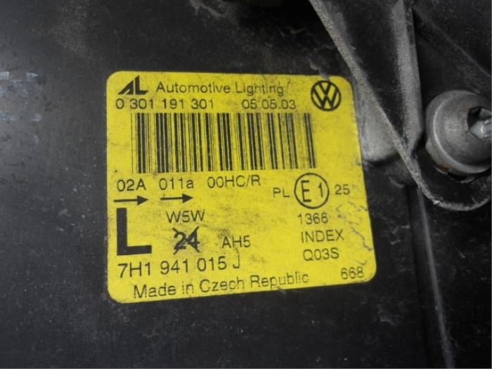 Headlight, left from a Volkswagen Transporter T5 2.5 TDi 2003