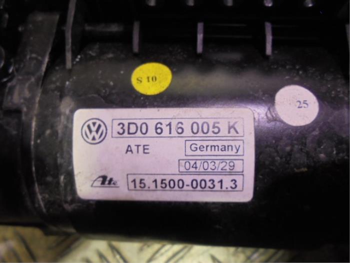 Air pump (suspension) from a Volkswagen Phaeton (3D) 3.2 V6 30V 4Motion 2004