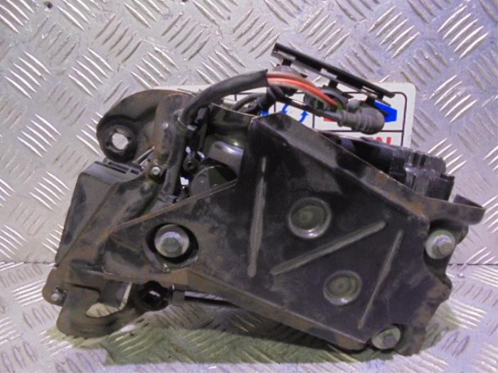 Air pump (suspension) from a Volkswagen Phaeton (3D) 3.2 V6 30V 4Motion 2004