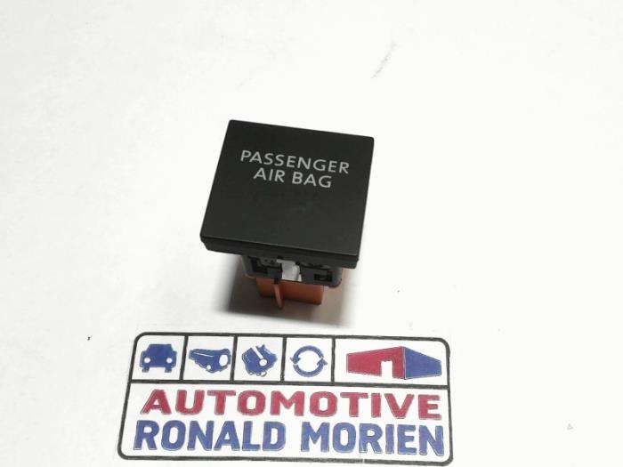 New Interior display Volkswagen Caddy IV 2.0 TDI Price € 9,99 Inclusive VAT offered by Automaterialen Ronald Morien B.V.