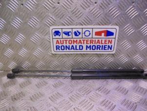 Używane Zestaw amortyzatorów gazowych tylnej klapy Volkswagen Polo VI (AW1) 1.0 TSI 12V BlueMotion Cena € 9,99 Z VAT oferowane przez Automaterialen Ronald Morien B.V.