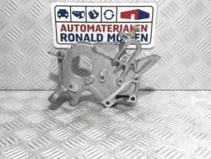 New Diesel pump bracket Volkswagen Polo V (6R) 1.4 TDI Price € 14,99 Inclusive VAT offered by Automaterialen Ronald Morien B.V.