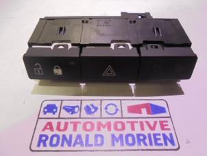 Usados Interruptor de luz de pánico Opel Meriva 1.4 Turbo 16V ecoFLEX Precio € 19,00 Norma de margen ofrecido por Automaterialen Ronald Morien B.V.