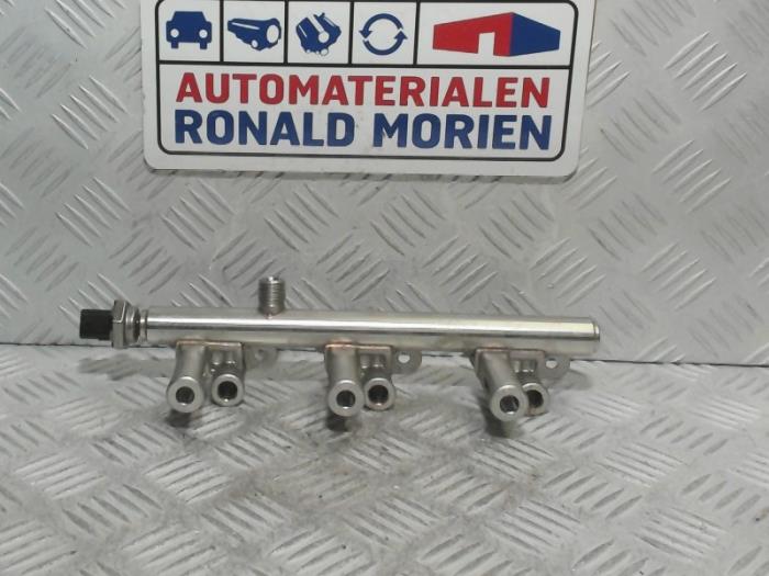 Fuel distributor Peugeot 3008 II 1.2 12V eTHP PureTech 130