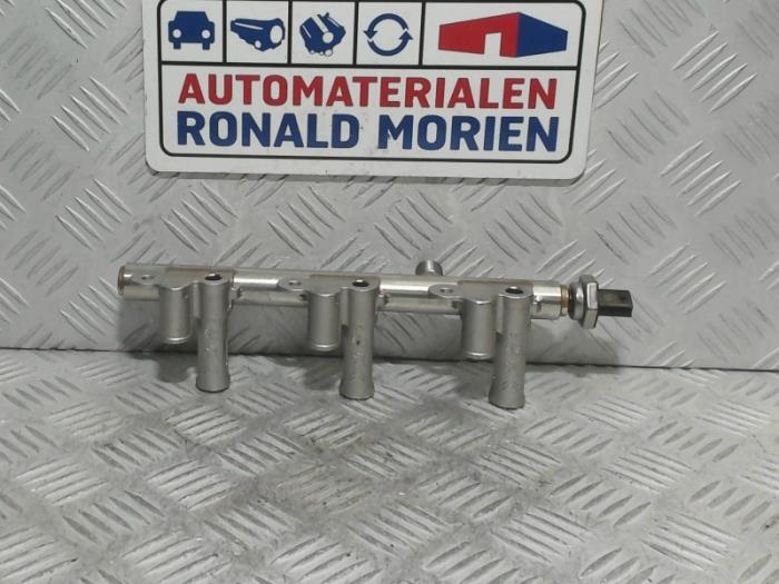 Fuel distributor Peugeot 3008 II 1.2 12V eTHP PureTech 130