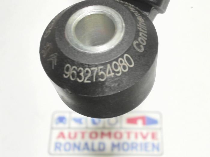 Klopfsensor van een Peugeot 3008 II (M4/MC/MJ/MR) 1.2 12V e-THP PureTech 130 2021