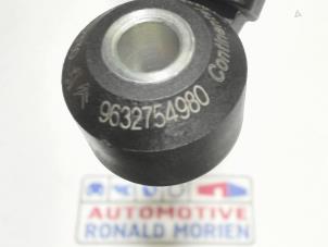 Klopfsensor van een Peugeot 3008 II (M4/MC/MJ/MR) 1.2 12V e-THP PureTech 130 2021