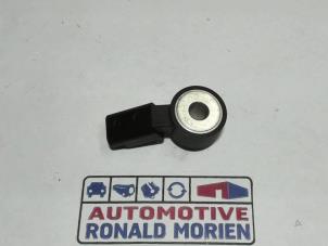 Klopfsensor van een Peugeot 3008 II (M4/MC/MJ/MR) 1.2 12V e-THP PureTech 130 2021