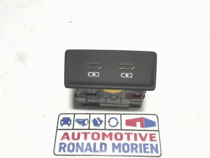 Begagnade USB-modul Audi S3 Limousine (GYL) 2.0 T FSI 16V Pris € 34,99 Inklusive moms erbjuds av Automaterialen Ronald Morien B.V.