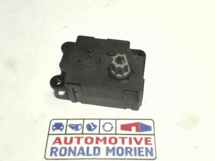 Heater valve motor from a Peugeot 208 I (CA/CC/CK/CL) 1.6 Blue HDi 75 2015
