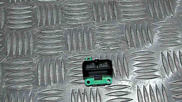 Usados Interruptor Audi A8 (D3) 4.2 V8 40V Quattro Precio € 15,00 Norma de margen ofrecido por Automaterialen Ronald Morien B.V.