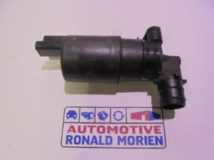 Rear screen washer pump from a Citroën C1 1.0 12V 2010
