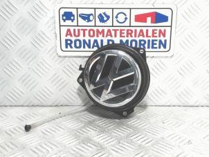 Używane Uchwyt tylnej klapy Volkswagen Golf VII (AUA) 1.6 TDI 4Motion 16V Cena € 25,00 Z VAT oferowane przez Automaterialen Ronald Morien B.V.