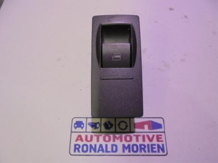 Usados Interruptor de ventanilla eléctrica Volkswagen Phaeton (3D) 3.0 V6 TDI 24V 4Motion Precio € 10,00 Norma de margen ofrecido por Automaterialen Ronald Morien B.V.
