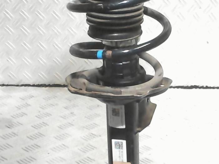Front shock absorber rod, left from a Volkswagen Golf VII (AUA) 1.6 TDI BlueMotion 16V 2016