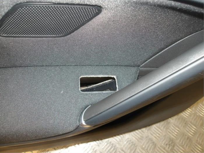 Tapizado de puerta de 4 puertas izquierda detrás de un Volkswagen Golf VII (AUA) 1.6 TDI BlueMotion 16V 2016