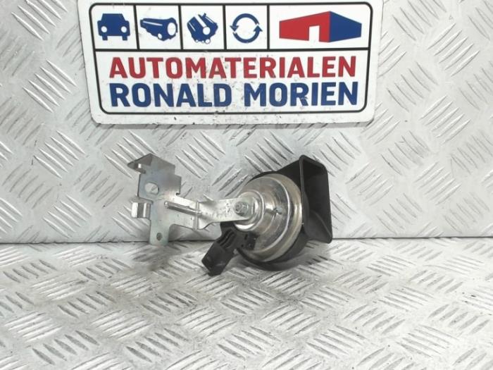 Horn from a Volkswagen Golf VII (AUA) 1.6 TDI BlueMotion 16V 2016