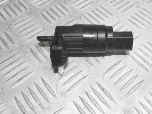 Used Windscreen washer pump Volkswagen Golf VII (AUA) 1.6 TDI BlueMotion 16V Price € 7,50 Inclusive VAT offered by Automaterialen Ronald Morien B.V.