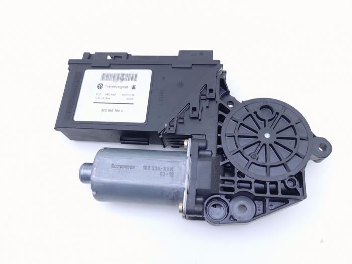 Usados Motor de ventanilla de puerta Volkswagen Touareg (7LA/7L6) 5.0 TDI V10 Precio € 29,00 Norma de margen ofrecido por Automaterialen Ronald Morien B.V.