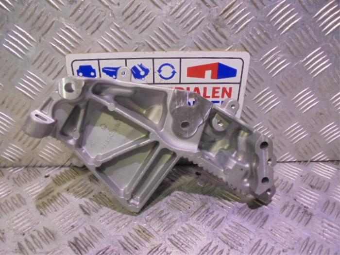 New Engine mount Renault Master III (FV) 2.3 Energy dCi 180 Twin Turbo 16V FWD Price € 40,00 Inclusive VAT offered by Automaterialen Ronald Morien B.V.