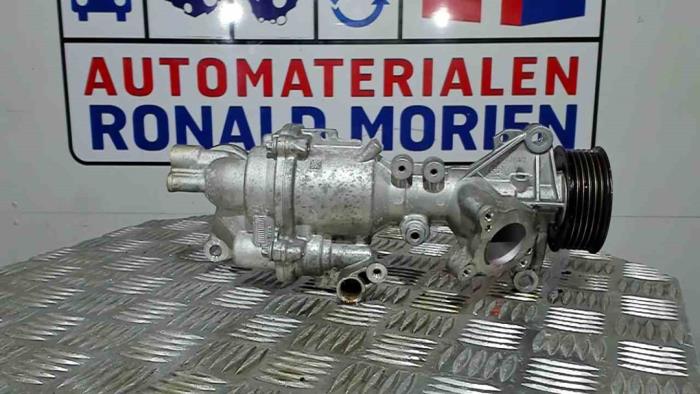 Używane Pompa wodna Mercedes C (W205) C-300 2.0 Turbo 16V Cena € 75,00 Procedura marży oferowane przez Automaterialen Ronald Morien B.V.