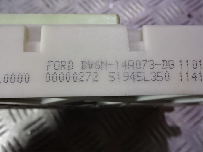 Boîte à fusibles d'un Ford Focus 3 1.6 Ti-VCT 16V 125 2011