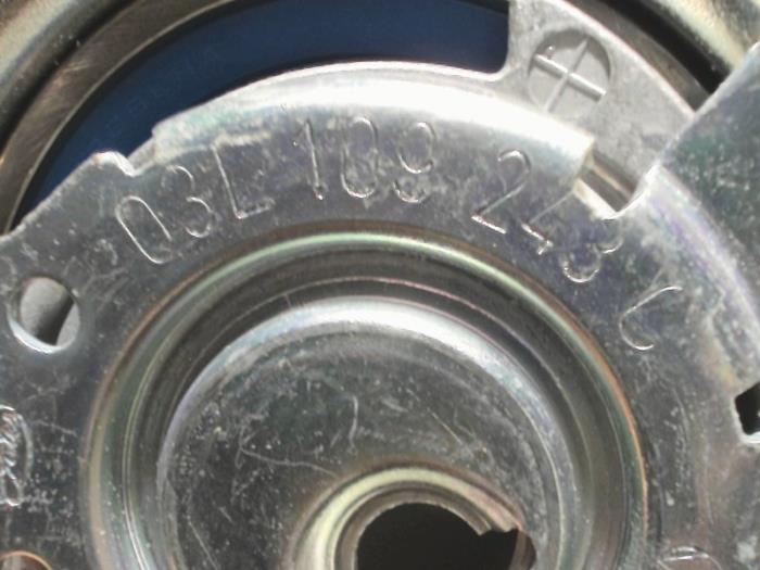 Timing belt tensioner from a Volkswagen Tiguan (5N1/2) 2.0 TDI 16V 4Motion 2016