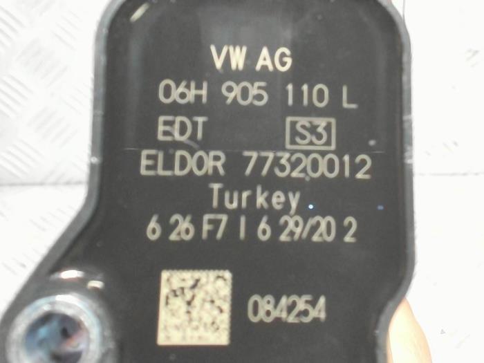 Ignition coil from a Audi A5 Quattro (B9) 2.0 40 TFSI Mild hybrid 16V 2021