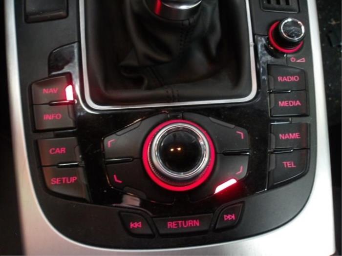 Przelacznik interfejsu czlowiek-maszyna z Audi A4 Avant (B8) 1.8 TFSI 16V 2009