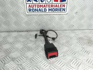 Usados Lengüeta cinturón de seguridad derecha delante Audi A4 Avant (B8) 1.8 TFSI 16V Precio € 25,00 Norma de margen ofrecido por Automaterialen Ronald Morien B.V.