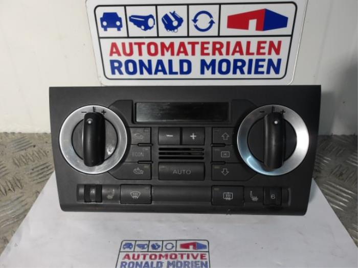 Heater control panel from a Audi A3 Sportback (8PA) 2.0 TDI 16V 2004