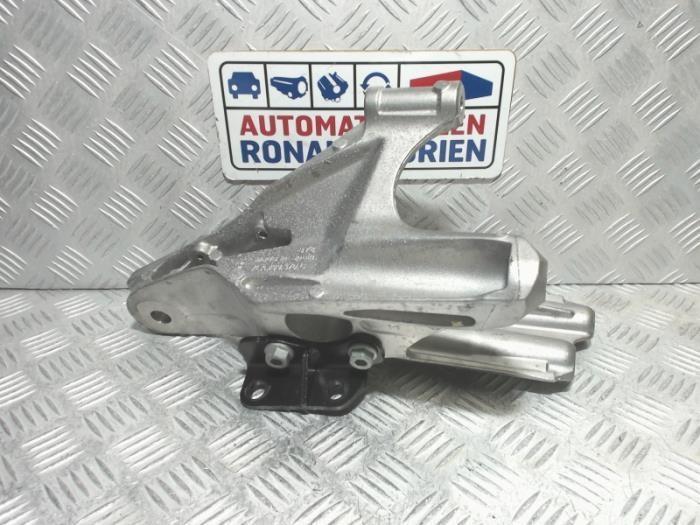 Engine mount from a Volkswagen Transporter/Caravelle T6 2.0 TDI 204 4Motion 2021
