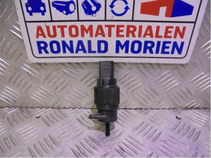 Używane Spryskiwacz przód Audi A7 Sportback (4GA/4GF) 3.0 TDI Clean Diesel V6 24V Quattro Cena € 7,50 Z VAT oferowane przez Automaterialen Ronald Morien B.V.