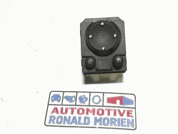 Używane Przelacznik lusterka Ford Galaxy (WGR) 2.8i V6 Cena € 10,00 Procedura marży oferowane przez Automaterialen Ronald Morien B.V.