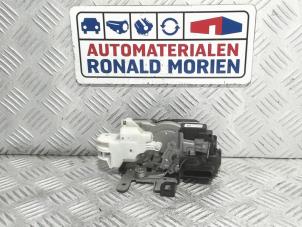 Używane Mechanizm blokady drzwi prawych przednich wersja 4-drzwiowa Volvo V40 (MV) 2.0 D4 16V Cena € 45,00 Procedura marży oferowane przez Automaterialen Ronald Morien B.V.