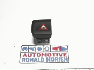 Usagé Bouton de warning Peugeot Partner (EF/EU) 1.5 BlueHDi 130 Prix € 10,00 Règlement à la marge proposé par Automaterialen Ronald Morien B.V.