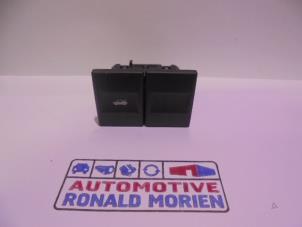 Używane Przelacznik pokrywy bagaznika Ford Mondeo III 2.0 16V Cena € 10,00 Procedura marży oferowane przez Automaterialen Ronald Morien B.V.