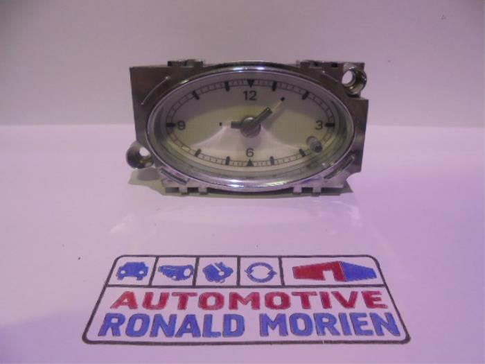 Begagnade Klocka Ford Mondeo III 2.0 16V Pris € 15,00 Marginaltabell erbjuds av Automaterialen Ronald Morien B.V.