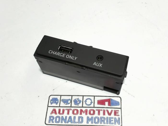 AUX / USB connection from a Audi A4 (B9) 3.0 TDI V6 24V Quattro 2016