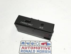 Używane Zlacze AUX/USB Audi A4 (B9) 3.0 TDI V6 24V Quattro Cena € 48,99 Z VAT oferowane przez Automaterialen Ronald Morien B.V.