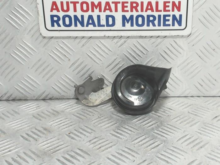 Horn from a Audi A4 Avant (B9) 2.0 TDI Ultra 16V 2016