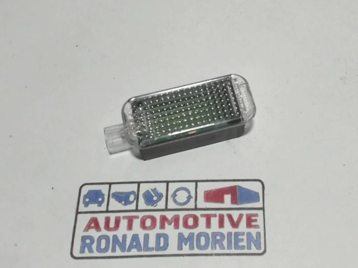 Begagnade Innerbelysning, bak Audi A4 Avant (B9) 2.0 TFSI 16V g-tron Pris € 9,99 Inklusive moms erbjuds av Automaterialen Ronald Morien B.V.