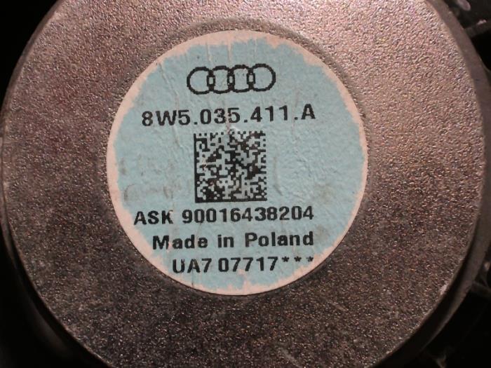 Speaker from a Audi A4 Avant (B9) 2.0 TFSI 16V g-tron 2018