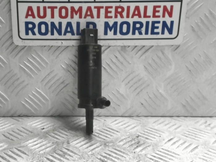 Headlight washer pump from a Volkswagen Golf VII (AUA) 1.6 TDI BlueMotion 16V 2016