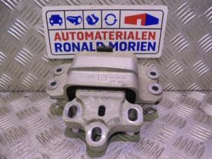 Used Gearbox mount Volkswagen Jetta IV (162/16A) 2.0 TDI 16V Price € 40,00 Inclusive VAT offered by Automaterialen Ronald Morien B.V.