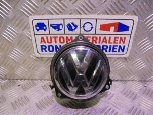 Używane Uchwyt tylnej klapy Volkswagen Golf VIII (CD1) 1.5 TSI BlueMotion 16V Cena € 25,00 Z VAT oferowane przez Automaterialen Ronald Morien B.V.