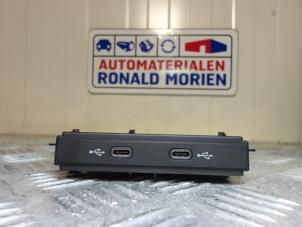 Używane Zlacze AUX/USB Volkswagen Golf VIII (CD1) 1.5 TSI BlueMotion 16V Cena € 14,99 Z VAT oferowane przez Automaterialen Ronald Morien B.V.