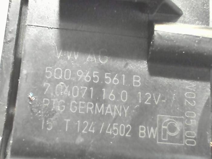 Bomba de agua adicional de un Audi A6 Avant (C7) 2.0 TDI 16V 2015