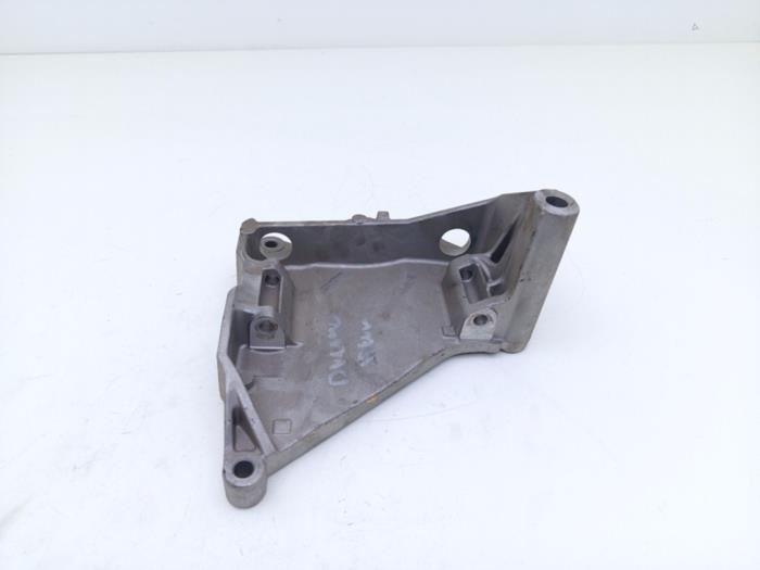 Neuf Support dynamo bas Volkswagen Transporter T5 2.5 TDi 4Motion Prix € 25,00 Prix TTC proposé par Automaterialen Ronald Morien B.V.